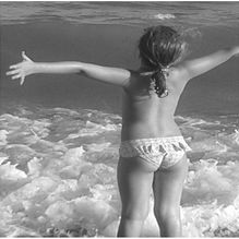 Centro De Psicología Yolanda Rescalvo niña en playa
